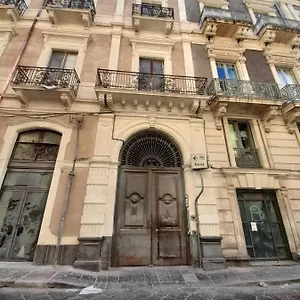 https://casa-manzoni.taorminaitalyhotels.com